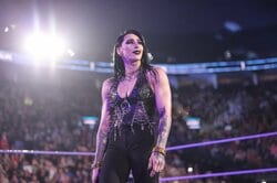 「ヘアピンが…」“最恐”美女レスラーの粋なサプライズが話題…元相棒の人気日本人女子レスラーへの“匂わせ”にファン大興奮