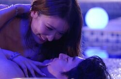 “整形総額1000万円超え”スタイル抜群美女、プールサイドで大学生に濃厚な上書きキス…「あり!?」驚きの声 