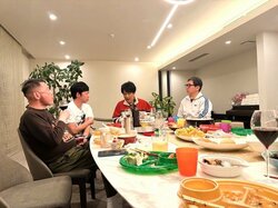 東MAX、“豪華メンバー”とのホームパーティーを楽しんだことを報告「つーか 家がデカい くそ〜」