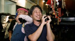 ひろゆき、男性のシンボルの御神体を担ぎ満面の笑み！ 相席食堂で奇祭「どんつく祭」を楽しむ