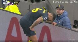 もはや事故！「エグいな」「大丈夫か…」 爆速で飛び込んでゴールライン外の看板に衝突した瞬間　プレミア最多11名の離脱者！怪我人続出のニューカッスルに災難が起こりまくる