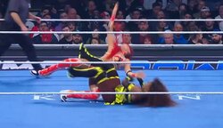 赤髪の美女レスラー、“半失神”の衝撃敗戦 「受け身取れない」「やばくね」戦慄の“変形技”にファン騒然 わずか2分の劇的すぎる幕切れ