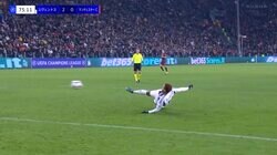 スタジアム沸騰！王者シティを粉砕した“超豪快スライディングボレー”の瞬間 「やっぱファンタジスタ」魔法のゴールにSNS熱狂