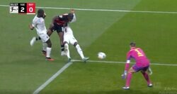 王者・バイエルンが絶望した瞬間 ナメきった守備陣の隙を突く！ DF2人をブチ抜いて強引にドリブル突破→倒れながらねじ込んだ執念のゴール