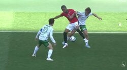 「体幹バグりすぎ」浦和復帰の元日本代表FWが「野生的なボールキープ」「どうなってんの？」尻もちついてもボール保持＆相手をかわして局面打開した衝撃プレー