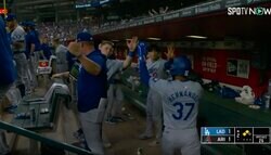 仲良すぎるだろ！大谷翔平、親友とのハイタッチシーンがヤバすぎる　ベンチで見せた“ほっこりシーン”「名コンビ誕生」「通訳いらんやんw」