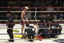 「最悪すぎる」「格闘家失格や」ダウンした相手に“ダメ押し”の顔面蹴り 前代未聞の反則に波紋 相手は失神 後日SNSで「自分自身を見つめ直して」謝罪も