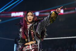 「めっちゃセクシー」日本人女子レスラー、“開放的な”水着オフショット…美しいフォームで“バク宙飛び込み”披露に称賛の声