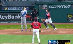 どうした…？ 大谷翔平、見たことない“珍光景”「激レア」「見上げすぎw」 思わず体勢がおかしくなる… ファン騒然「大谷さんパワーすげえ」