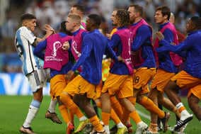 【W杯】アルゼンチン×オランダ、選手突き飛ばしで乱闘騒動　「レッドだろ」「大荒れ！」の声