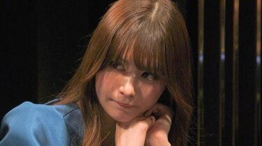 辛いなこれ」“美人すぎるポーカープレーヤー”岡本詩菜、まさかの敗北で