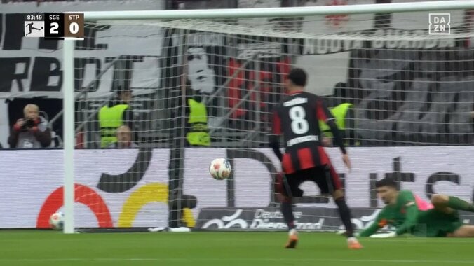 堂安律、急加速からの右足ダイレクトシュートもまさかの…「今のは決めて欲しかった」試合終盤に痛恨の決定機逸 4枚目