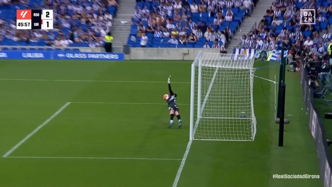 嘘だろ！久保建英、スーパーミドルでゴラッソ“未遂”「心臓バクバクえぐい」「キーパー空気読んでよ」圧巻ダイレクトボレーにスタジアムも騒然 5枚目