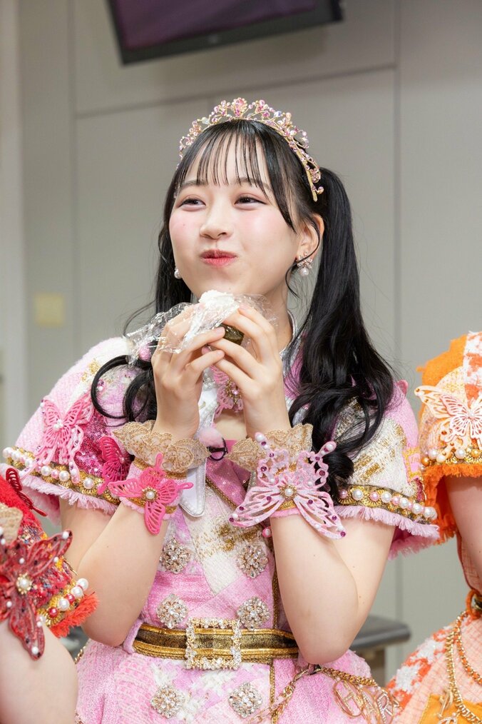 おにぎりを食べる松本かれん（FRUITS ZIPPER）