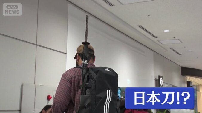 背中に日本刀？