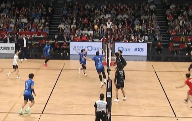 男子バレーで世界的セッターが“極上”片手トス「バスケットのレイアップのような」優しい手触りにファン興奮 4枚目