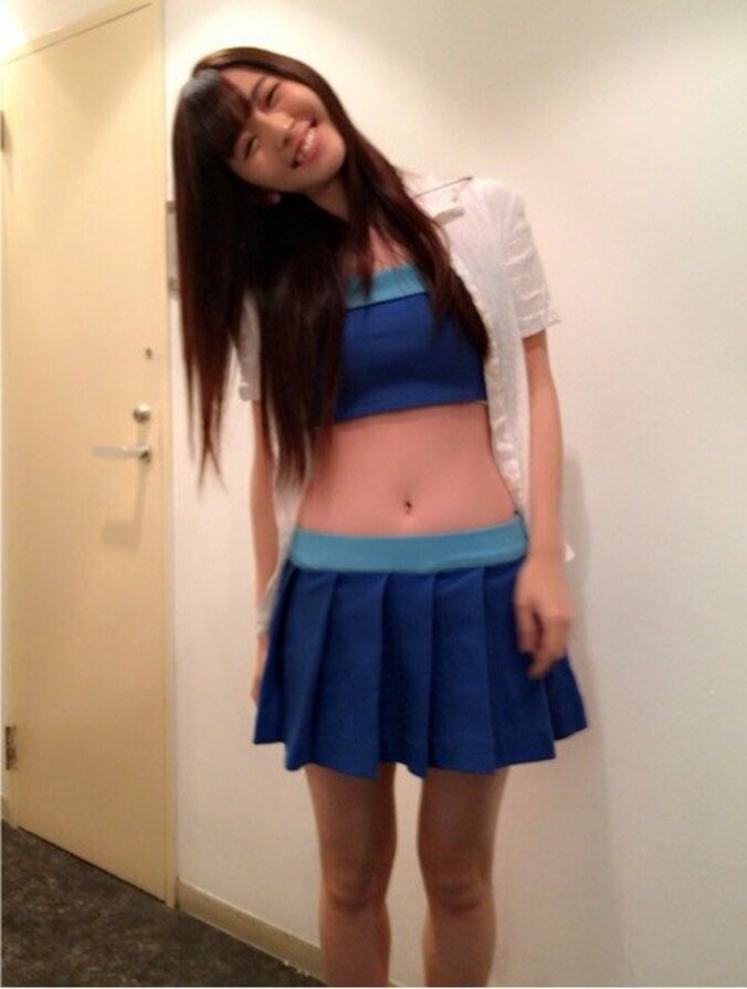 ℃-ute鈴木愛理、小学生時代の衣装を着て「布少ない！」 1枚目