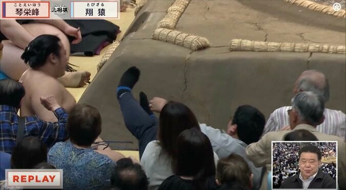 「今日も翔猿が観客席の中に」実況アナ言及の2日連続“客席ダイブ” 熱戦の一コマに「今日も飛んだ」またも話題 4枚目