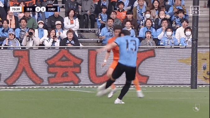 速すぎて見えない…日本代表期待DFの“20m弾丸バズーカ砲”に騒然！「ロベカルやん」「すごい弾道」川崎・三浦颯太が“衝撃の一撃” 4枚目