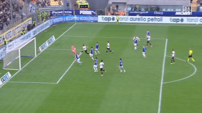 えっ、鈴木彩艶が蹴るの！？GKなのにピッチ中央のFK担当→決定機演出「戦術ザイオンすぎるw」「キックえぐい」ファン騒然 5枚目