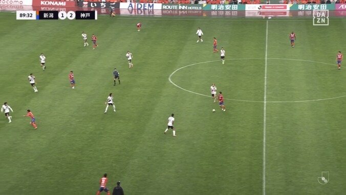 Ｊリーグにモドリッチ出現！？新潟MFの“神業アウトサイドパス”が「異次元」「天才」スーパーアシストの瞬間「なんちゅうパスやねん」 4枚目