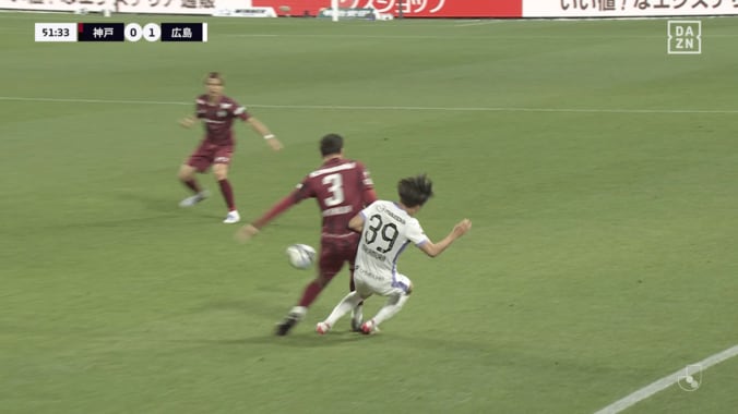 SNSで論争！神戸DFの“足踏みタックル”が物議…「普通にレッドだろ」「ボールにチャレンジしたからイエロー」解説も危険度を指摘 4枚目