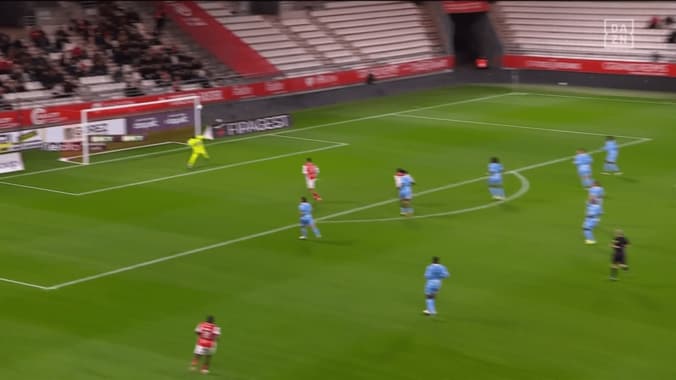 「ルーヴル美術館に飾るべきだ」中村敬斗の“傑作ドライブシュート”をクラブ公式が超異例賛辞！「盗まれるリスクがある…」「守りたい」現地ファンが騒然 4枚目