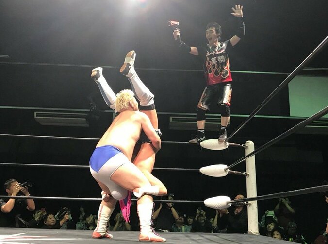 草なぎ、男色ディーノのリップロックが誤爆！勝利の「一本満足」ダンスも披露 2枚目