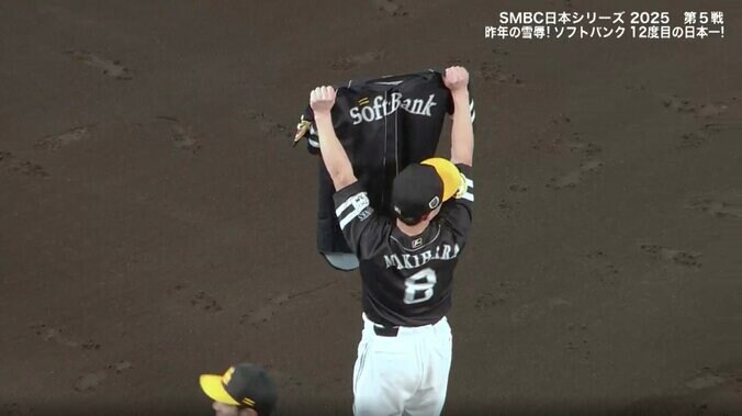 ホークス日本一で“粋な計らい” 歓喜の甲子園で「掲げていました」 牧原大成が号泣「今日はベンチにいません」胸を打った感動光景 4枚目