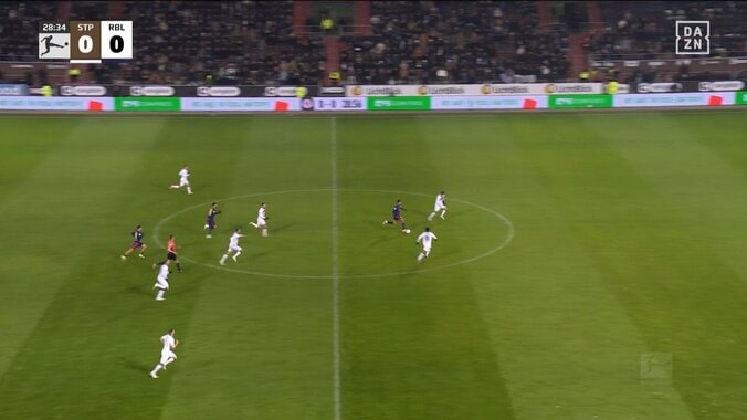 「野獣！」ブンデス初先発の日本代表DFが“格上”を完全シャットアウト「ヌサに完璧に対応してる」驚異の“2連続神ディフェンス”に現地ファン衝撃 5枚目