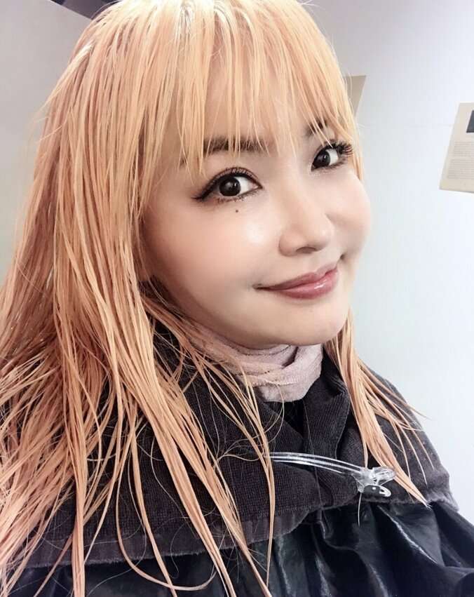 平子理沙、2回ブリーチした髪色を公開「ベージュをのせる前の金髪もお気に入り」 1枚目
