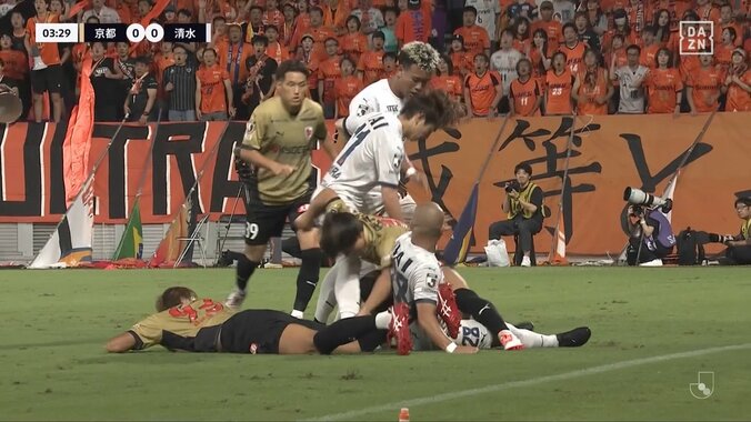 一体何が起きた？サッカー選手がもみくちゃに競り合う珍光景「あのぶつかり稽古はなんなの」 4枚目