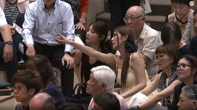 黄色いワンピース姿の波北かほ