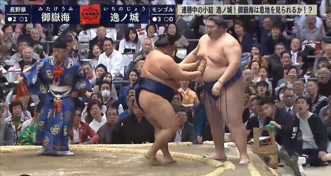 全勝・逸ノ城に土　御嶽海の厳しい攻めに劣勢を跳ね返せず 1枚目