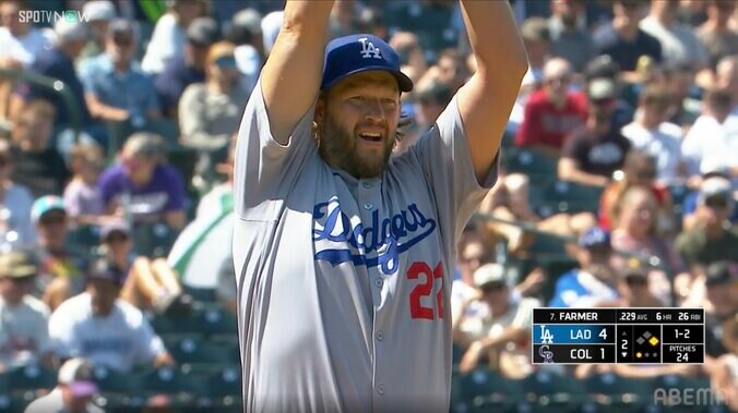 【写真・画像】ベンチに大谷翔平出没！ 450日ぶり完全休養もフリーマン先制弾直後に一瞬だけ“チラリ”…水をがぶ飲み、8回には熱心に会話　1枚目