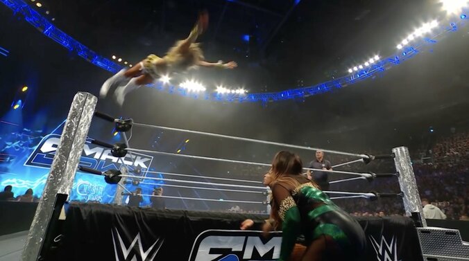 【映像】失敗した？ 美女レスラー、大ジャンプ必殺技で“異変”