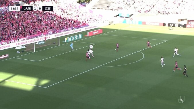 嘘だろ？“ゴールライン上のマジシャン”が衝撃ヘッドで“神クリア”「凄すぎやろ」「ベストセーブきた！」 4枚目