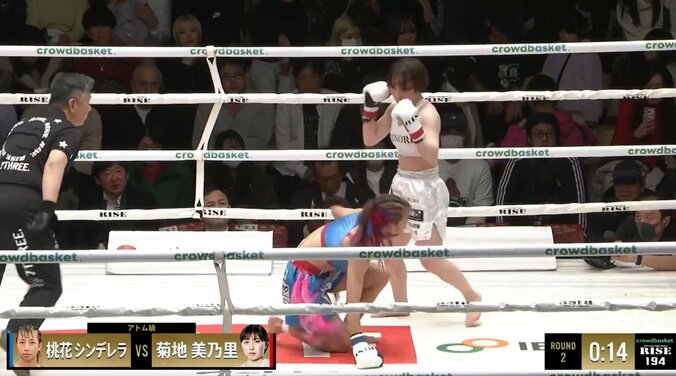 右手、右ひざをつく
