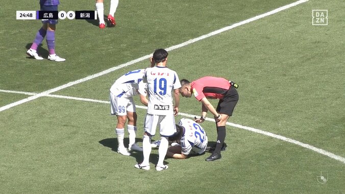 「カード出せや」「危険すぎる」後ろからガッツリの“デススライディング”炸裂もノーカード判定でファン不満爆発「残り足で挟んでるやん」 3枚目