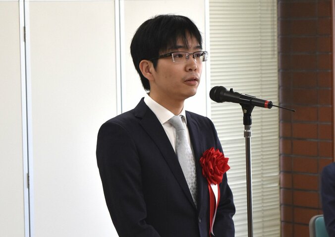 将棋大賞・最優秀棋士賞、豊島将之二冠「自分にとって飛躍の1年」二冠達成＆名人挑戦 1枚目