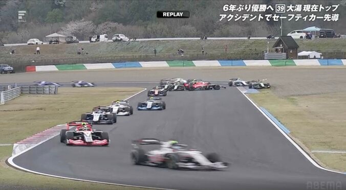 ウイングが「刺さってる」国内最速レースで驚きの光景 開始早々の出来事に「なかなか見ないシーン」実況も驚き隠せず 2枚目