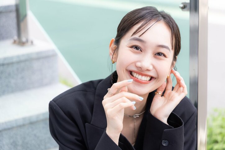 元国民的アイドル、胸元ざっくりな大胆ワンピース姿でハイスペ男性とリアル婚活！ 不敵な笑みで「自信しかないですよ」