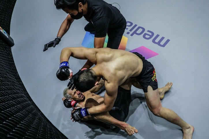 敗者がレフェリーに詰め寄り「WHY！？」 物議を醸した衝撃TKOに「推測で試合を止めた」擁護の声も