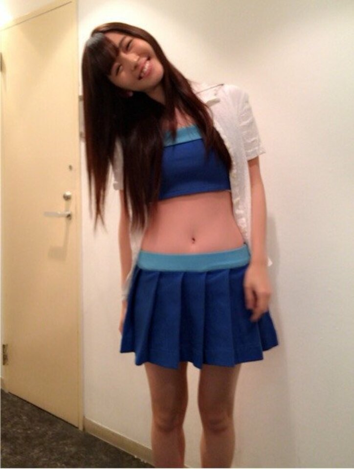 ℃-ute鈴木愛理、小学生時代の衣装を着て「布少ない！」