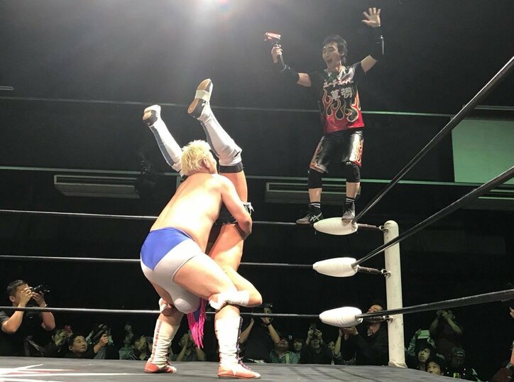 草なぎ、男色ディーノのリップロックが誤爆!勝利の「一本満足」ダンスも披露