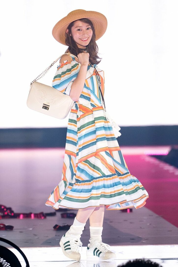 齋藤飛鳥が麦わら帽子を投げ込む! 乃木坂46「ガルアワ」ランウェイに大声援