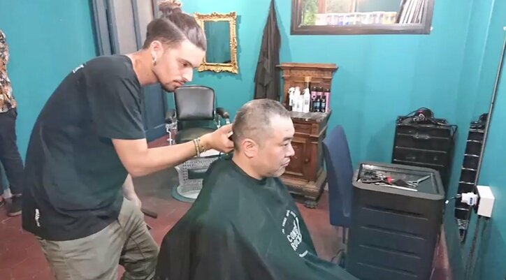 バナナマン設楽、ローマの美容院でイタリアンダンディに変身