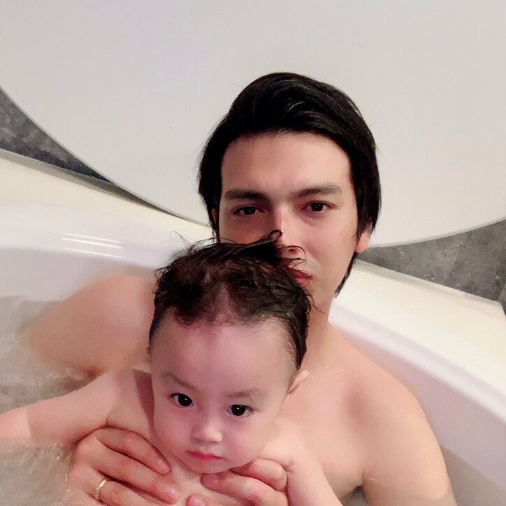 アレク テレビを見ながらジャグジーに入る息子の様子を公開 すごい一歳児だな 話題 Abema Times