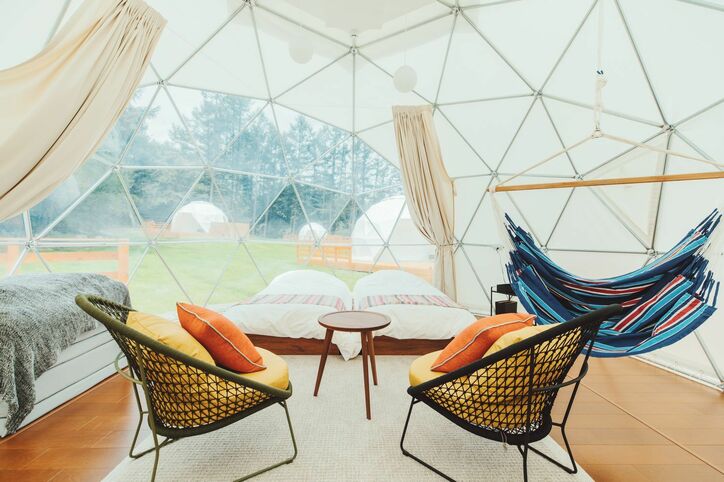 『恋とオオカミには騙されない』メンバー10名が手作りしたグランピング施設が5月11日よりスタート!