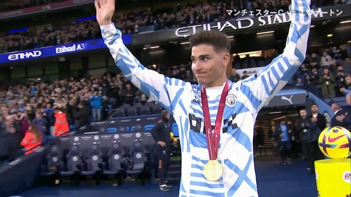 ワールドカップ王者・アルゼンチン代表・アルバレス、ホームに堂々凱旋 金メダルお披露目にスタンドは大歓声で祝福